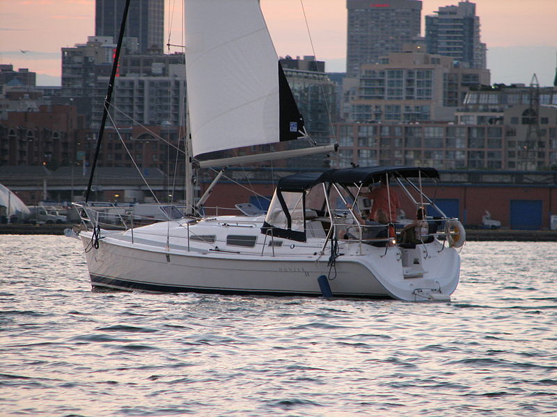 800px-Sailboat_at_sunset